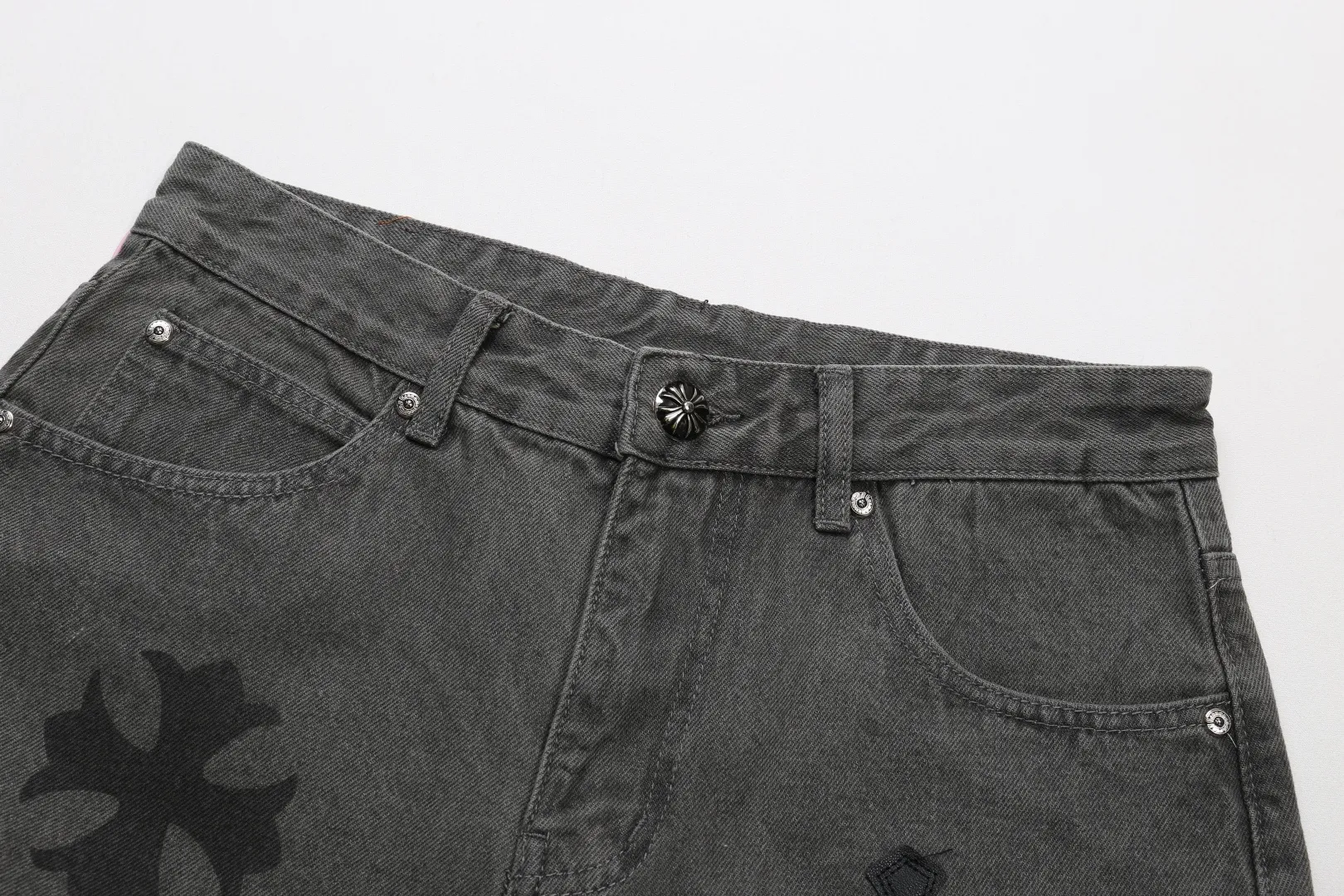 P250 [High-End] Chrome Hearts | 25TX CH Chrome Hearts Cross Gray and Purple Spray Painted Graffiti and Leather Limited Jeans - Chrome Hearts' most popular pants are made of beaded canvas fabric. Heavy washing makes the upper body of the fabric more textured and the pants are tall and straight! The three-dimensional cutting of the whole trousers is a masterpiece! The hardware is customized by zp. The beaded canvas fabric is thick and soft after being washed. It has good breathability. Customized small leather label. Unique design. The details are simple and elegant, and the workmanship is exquisite. The whole trousers are neatly routed and the details are in place! It’s so cool that both men and women can easily control the genderless trend!  Color: Gray Size: 30 32 34 36 Corresponding sizes m-xxl available in stock. Detailed sizes can be found in Figure 9
